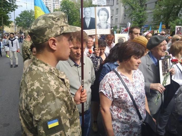 Возле метро "Арсенальная" уже собралось несколько сотен людей \ УП Возле метро "Арсенальная" уже собралось несколько сотен людей \ УП