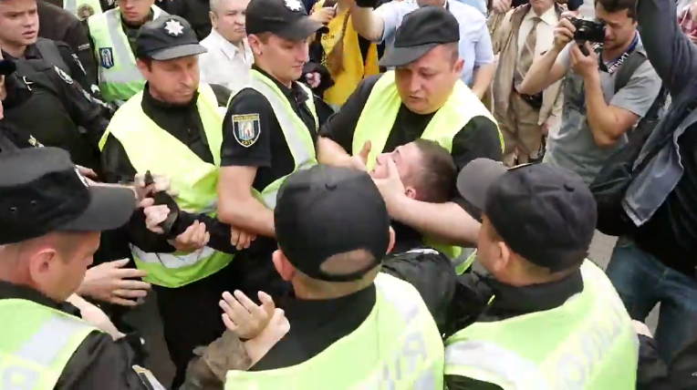 Возле метро "Арсенальная" задержали участника националистического движения / скрішнот видео "Украинская правда"