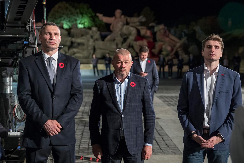 Он отметил, что украинцы должны помнить и чтить тех, кто в разные времена защищал нашу землю \ kiev.klichko.org