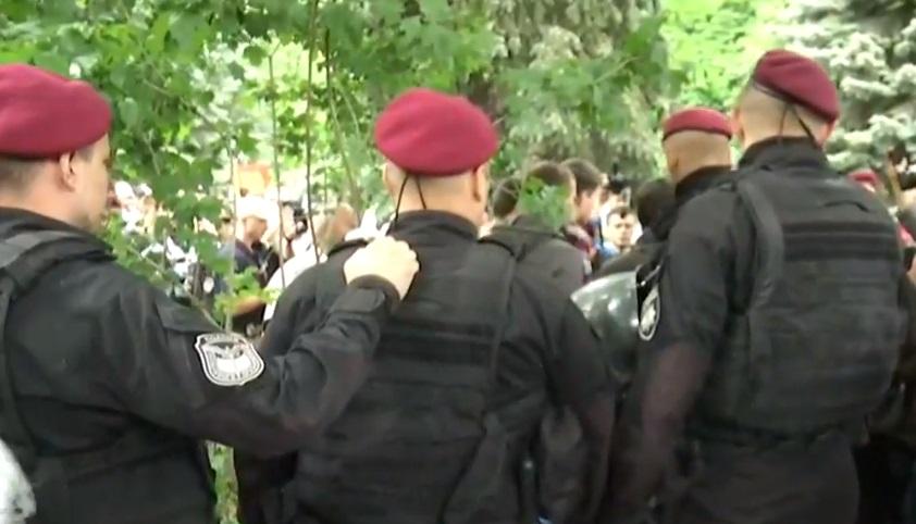 Полиция оттеснила активистов от нардепов / Скриншот