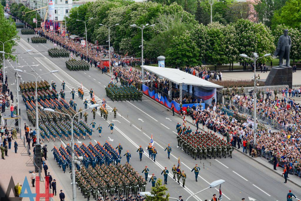 На "парад" боевики вывели военную технику / информресурсы боевиков
