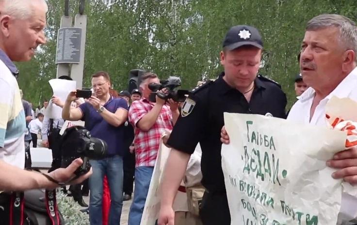 У Сумах на акції, яку організував «Опозиційний блок», сталась сутичка / Скріншот У Сумах на акції, яку організував «Опозиційний блок», сталась сутичка / Скріншот
