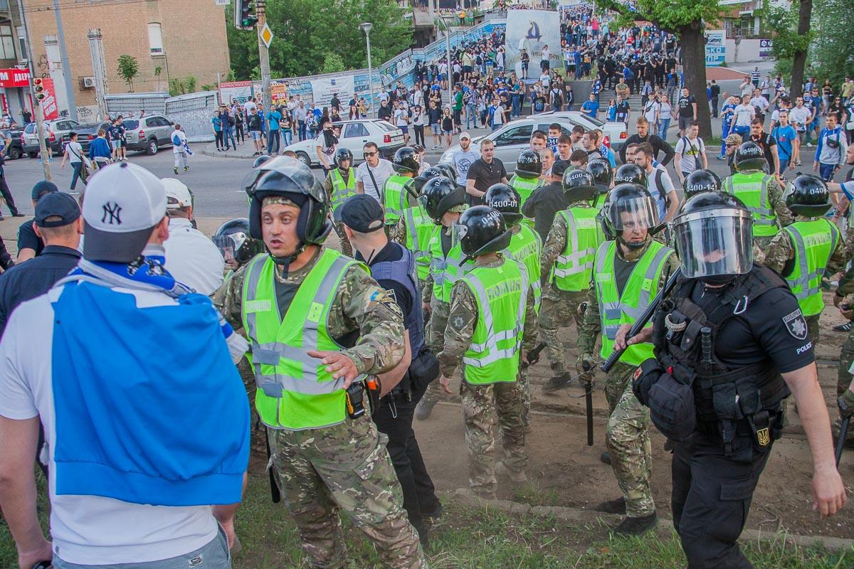 У Дніпрі футбольні фанати побилися з поліцією / фото dp.informator.ua У Дніпрі футбольні фанати побилися з поліцією / фото dp.informator.ua