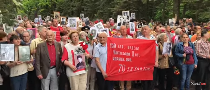 Також учасники ходи заявили, що Україна живе в американській окупації \ скріншот Також учасники ходи заявили, що Україна живе в американській окупації \ скріншот