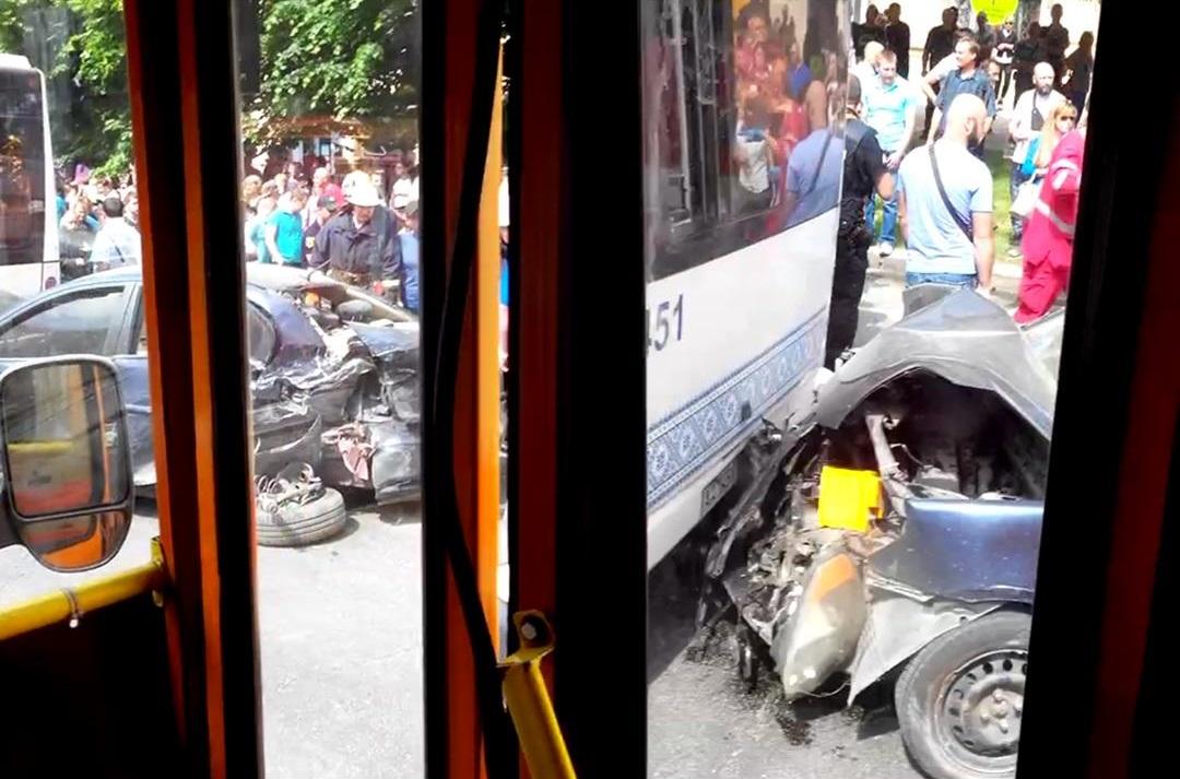 Автомобиль с пострадавшими от удара по инерции столкнулся еще и с маршруткой / Фото 061.ua