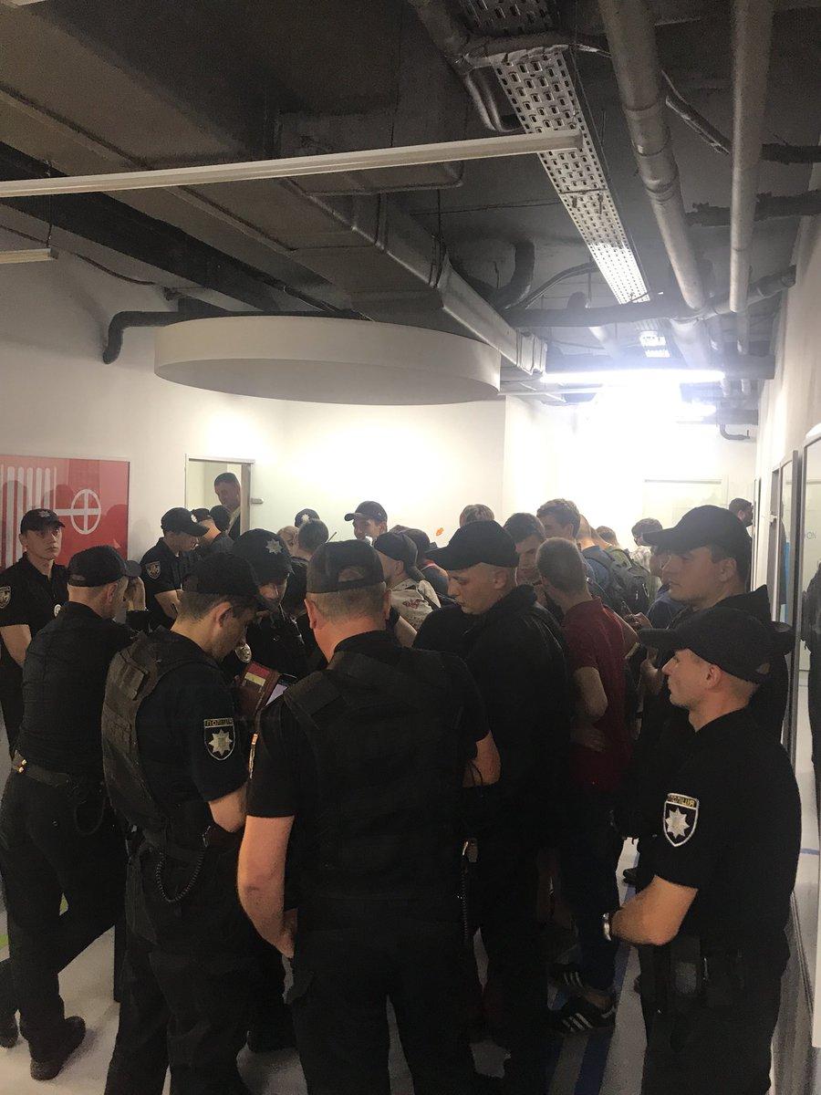Київські націоналісти зірвали захід, присвячений захисту ЛГБТ / Twitter - tanya cooper Київські націоналісти зірвали захід, присвячений захисту ЛГБТ / Twitter - tanya cooper