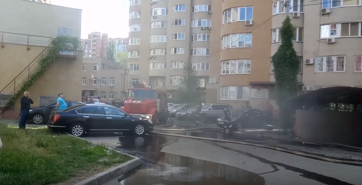 В Одессе горит подземная парковка элитной многоэтажки / скриншот из видео