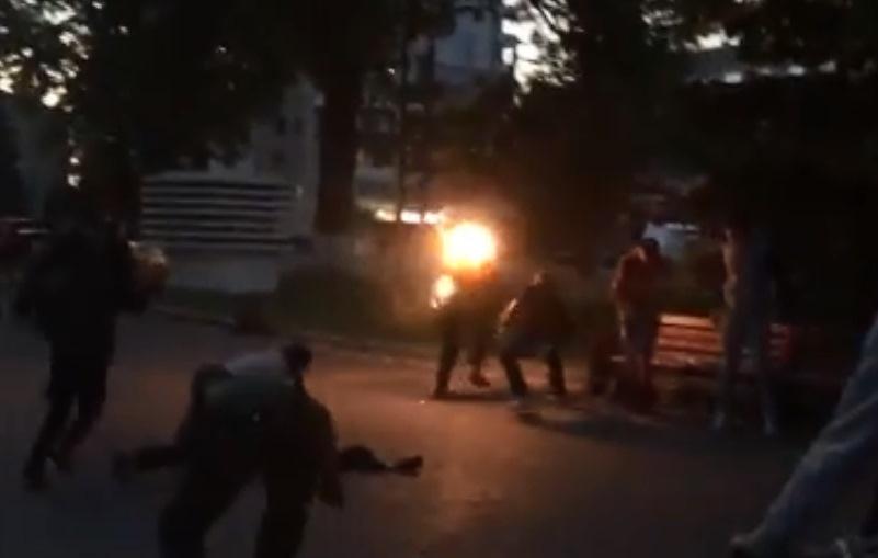 Очевидцы тушили огонь собственной одеждой / скриншот видео Очевидцы тушили огонь собственной одеждой / скриншот видео