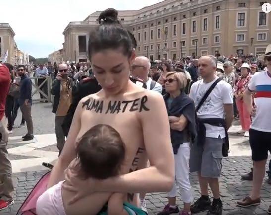 Активистка Femen во время акции кормила ребенка грудью / фото femen.org Активистка Femen во время акции кормила ребенка грудью / фото femen.org