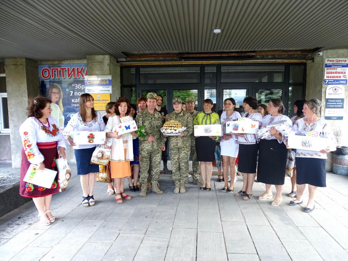 У Тернополі військовослужбовцям 66-го мобільного госпіталю передали українські однострої У Тернополі військовослужбовцям 66-го мобільного госпіталю передали українські однострої