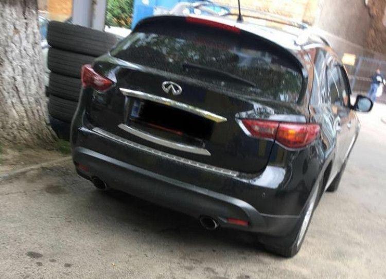 Злочинці намагалися втекти на автомобілі Infiniti / фото dumskaya.net Злочинці намагалися втекти на автомобілі Infiniti / фото dumskaya.net