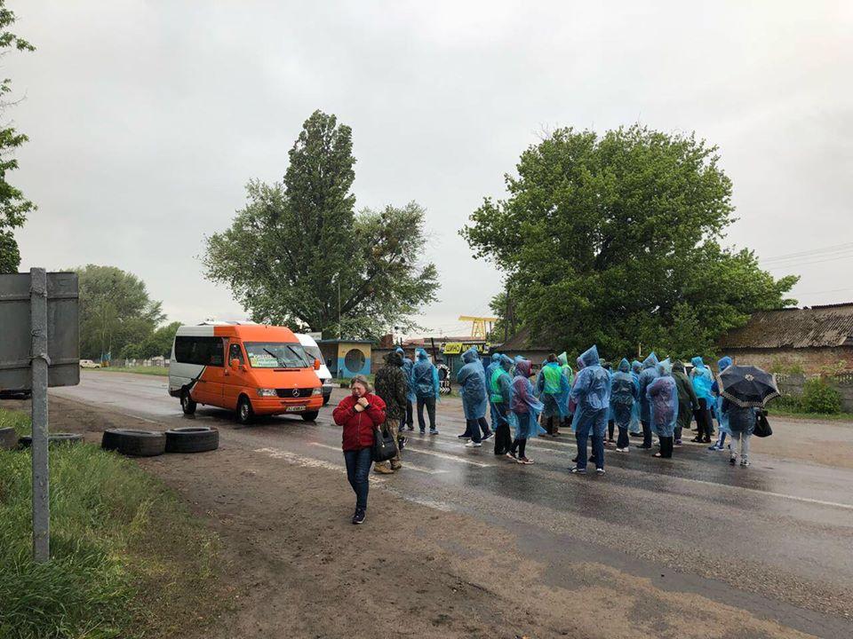 Частина місцевих жителів уже не вірять обіцянкам - через що почали акцію протесту / Фото з Facebook Частина місцевих жителів уже не вірять обіцянкам - через що почали акцію протесту / Фото з Facebook