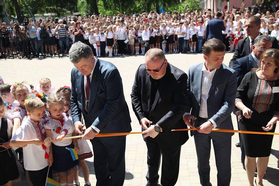 Порошенко: Днепропетровщина – одна из лидеров в создании нового образовательного пространства Порошенко: Днепропетровщина – одна из лидеров в создании нового образовательного пространства