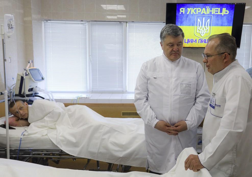 Порошенко отметил, что за четыре года украинские военные врачи спасли тысячи жизней \ president.gov.ua Порошенко отметил, что за четыре года украинские военные врачи спасли тысячи жизней \ president.gov.ua