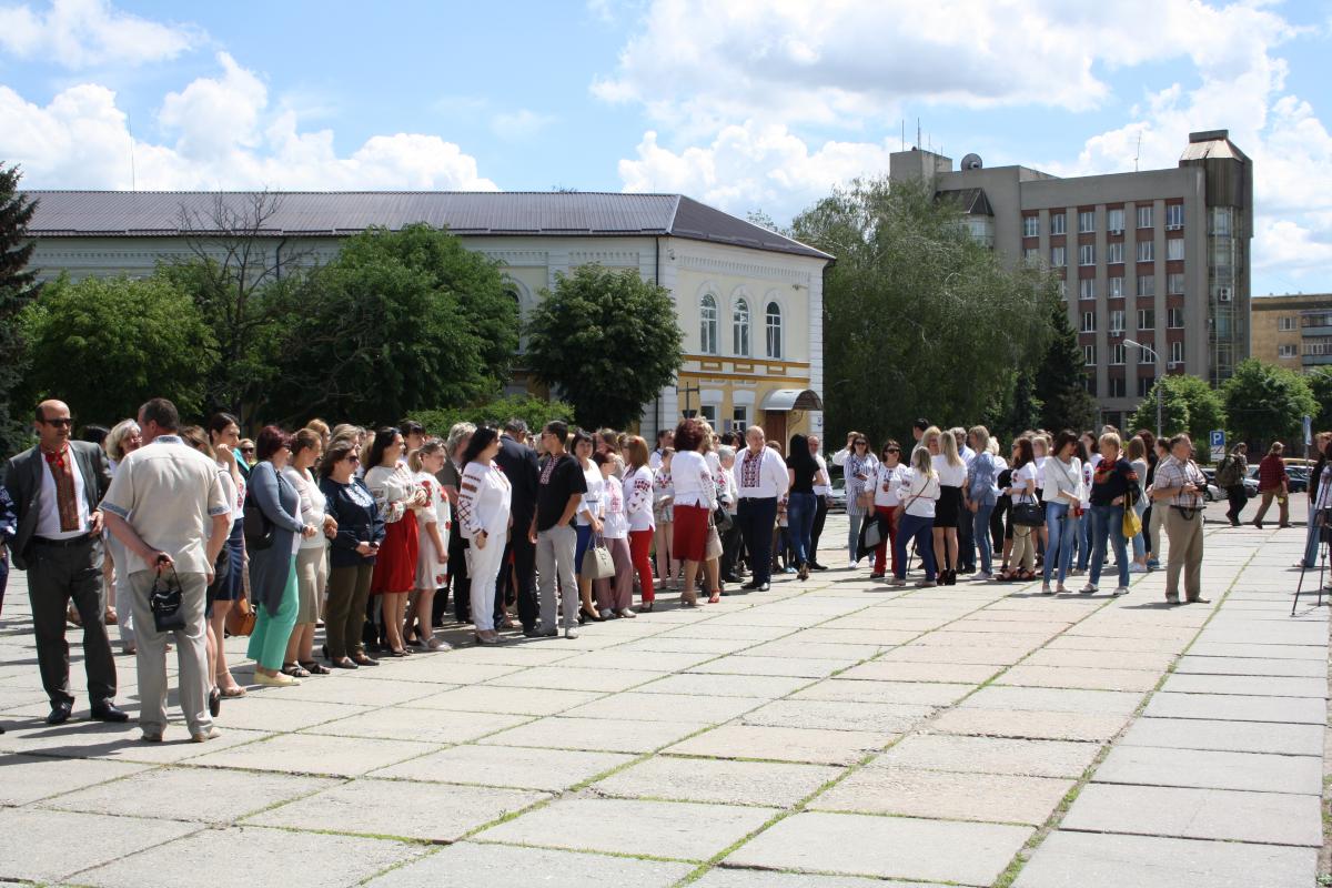 Участники шествия в вышиванках прошли по главным улицам города / фото УНИАН