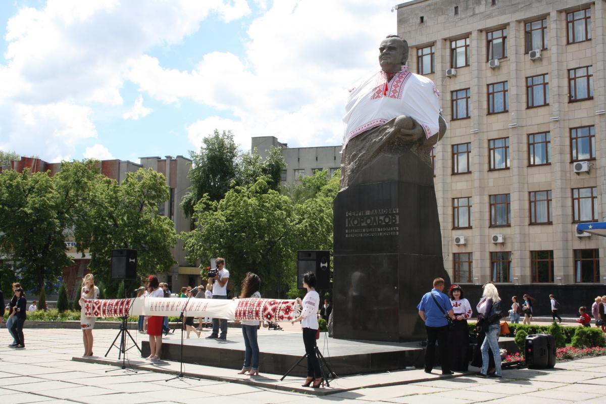 В Житомире в торжественном шествии по случаю Дня вышиванки приняли участие 500 человек (фото)