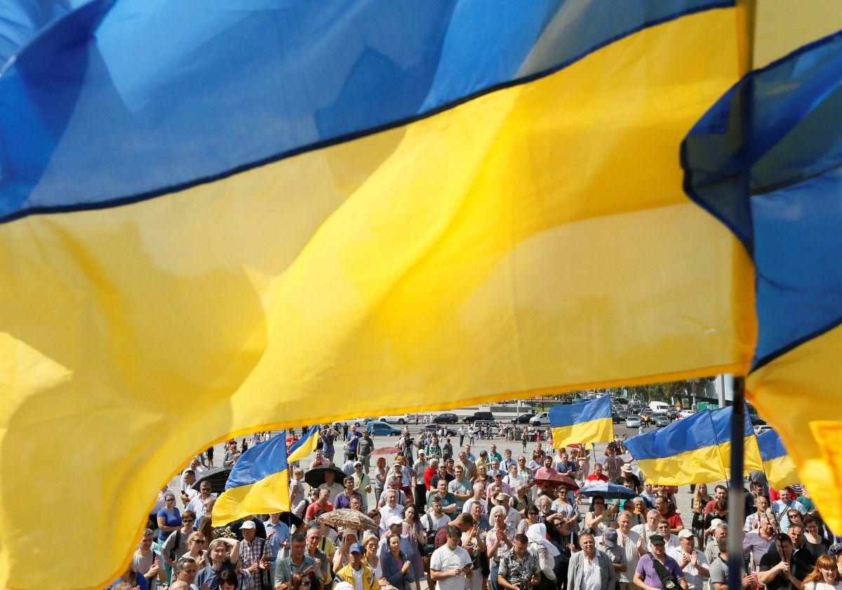Зеленский призвал украинцев говорить об Украине в мире для приближения победы в войне / фото REUTERS