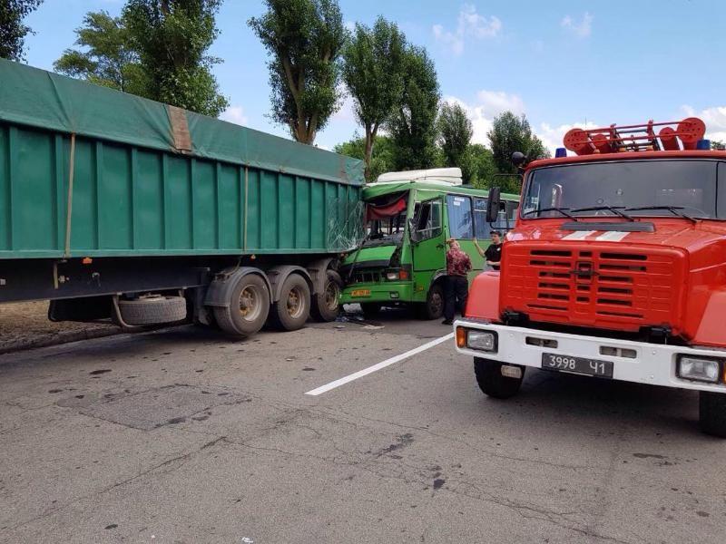 В Днепропетровской области автобус столкнулся с грузовиком / фото dsns.gov.ua В Днепропетровской области автобус столкнулся с грузовиком / фото dsns.gov.ua
