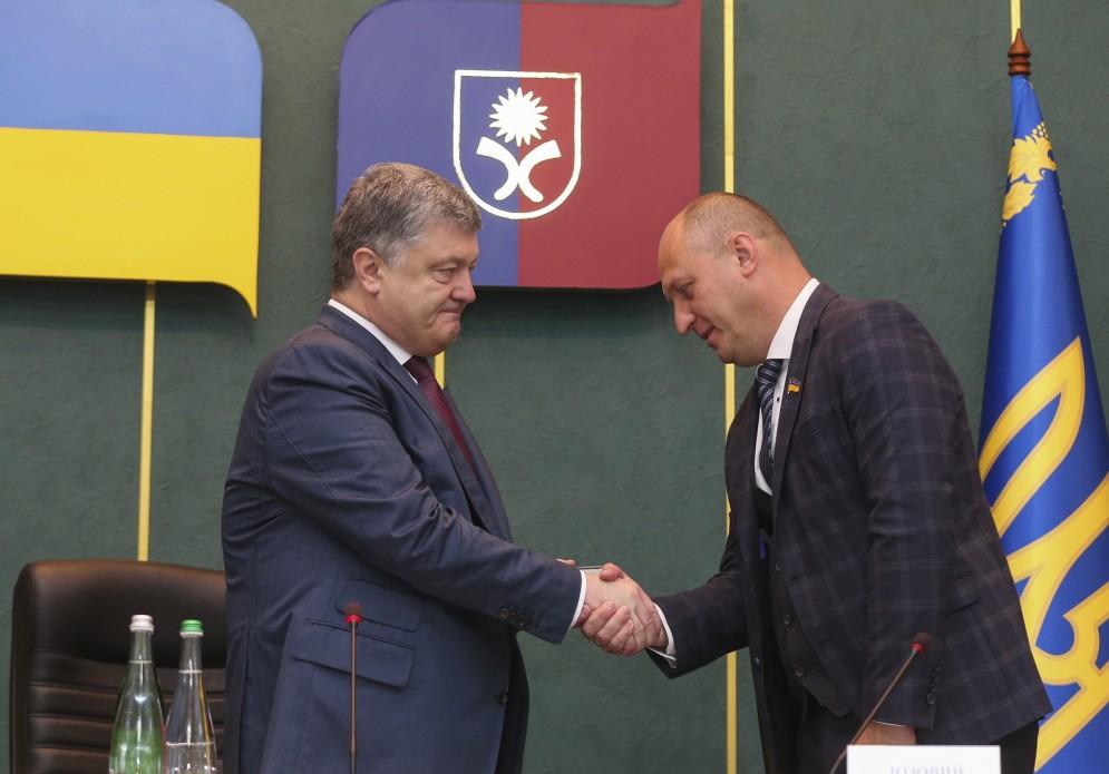 Порошенко поручил Лозовому активнее сотрудничать с иностранными инвесторами / Фото president.gov.ua Порошенко поручил Лозовому активнее сотрудничать с иностранными инвесторами / Фото president.gov.ua