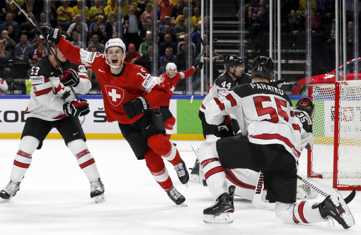 Гравці збірної Швейцарії обіграли Канади в півфіналі ЧС / Reuters
