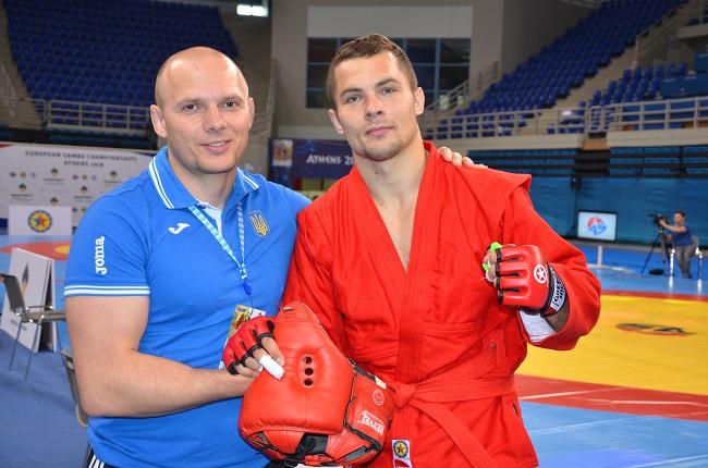 Чемпіон Європи-2018 Артур Воробйов разом зі старшим тренером збірної України з бойового самбо ї Сергієм Грабовським / sambo.net.ua