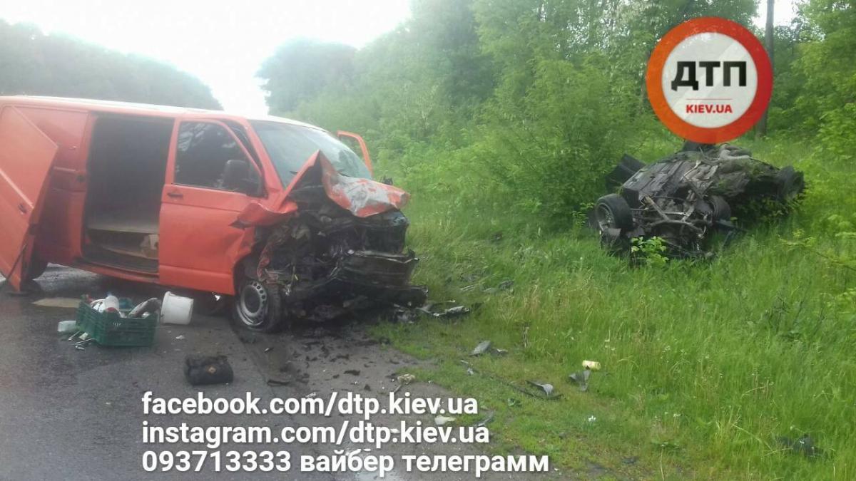 В Сумской области BMW на большой скорости въехал в микроавтобус / фото dtp.kiev.ua В Сумской области BMW на большой скорости въехал в микроавтобус / фото dtp.kiev.ua