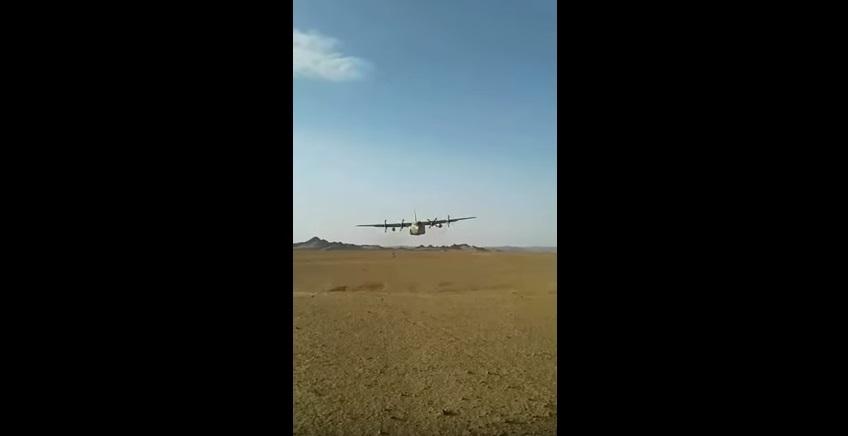 Военный самолет пролетел в нескольких метрах над землей / скриншот видео / Sulaiman Am Военный самолет пролетел в нескольких метрах над землей / скриншот видео / Sulaiman Am