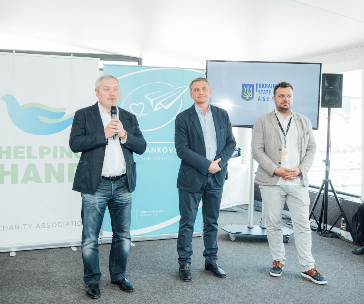 Меценат Ігор Янковський, посол України у Франції Олег Шамшур та голова Держкіно Пилип Іллєнко Меценат Ігор Янковський, посол України у Франції Олег Шамшур та голова Держкіно Пилип Іллєнко