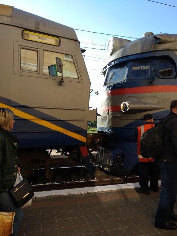Залізничники зчепили електропоїзд з 6 вагонами разом з поїздом на 4 вагони / фото facebook.com/igor.zinkevych
