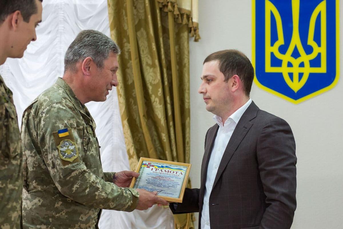 Юрий Калгушкин вручает грамоту Евгению Оберемку Юрий Калгушкин вручает грамоту Евгению Оберемку