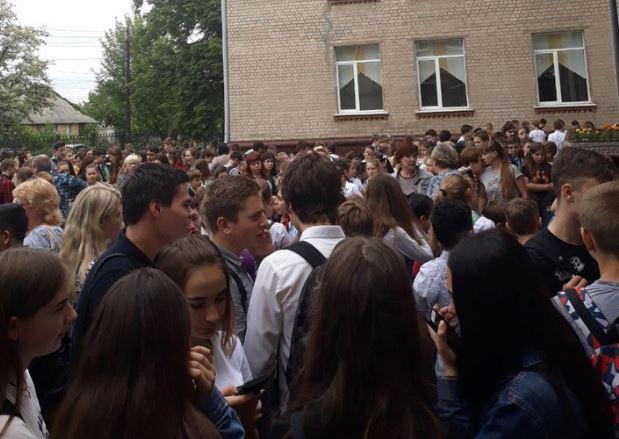Всіх учнів вивели на вулицю / фото ХХ, kh.vgorode.ua