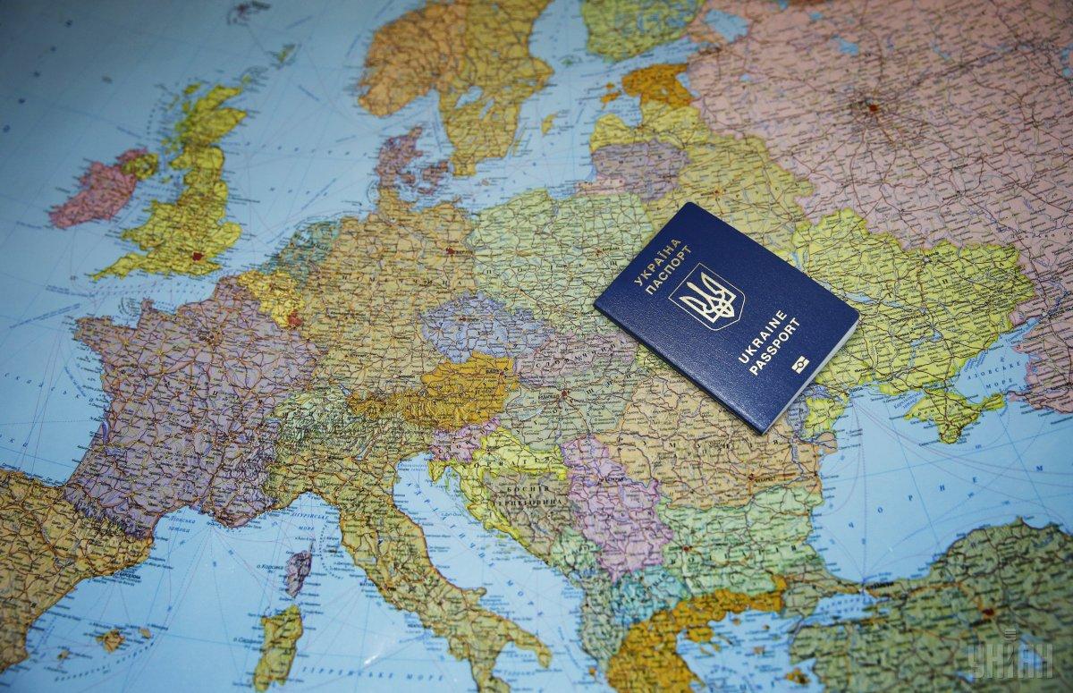 Для безвизовых поездок в ЕС нужно будет заполнить анкету и оплатить сбор / фото УНИАН