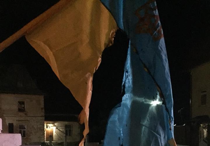 Чоловік вночі спалив два державні прапори України, встановлені на пам’ятнику Жертвам політичних репресій / Фото Олег Божик via Facebook Чоловік вночі спалив два державні прапори України, встановлені на пам’ятнику Жертвам політичних репресій / Фото Олег Божик via Facebook