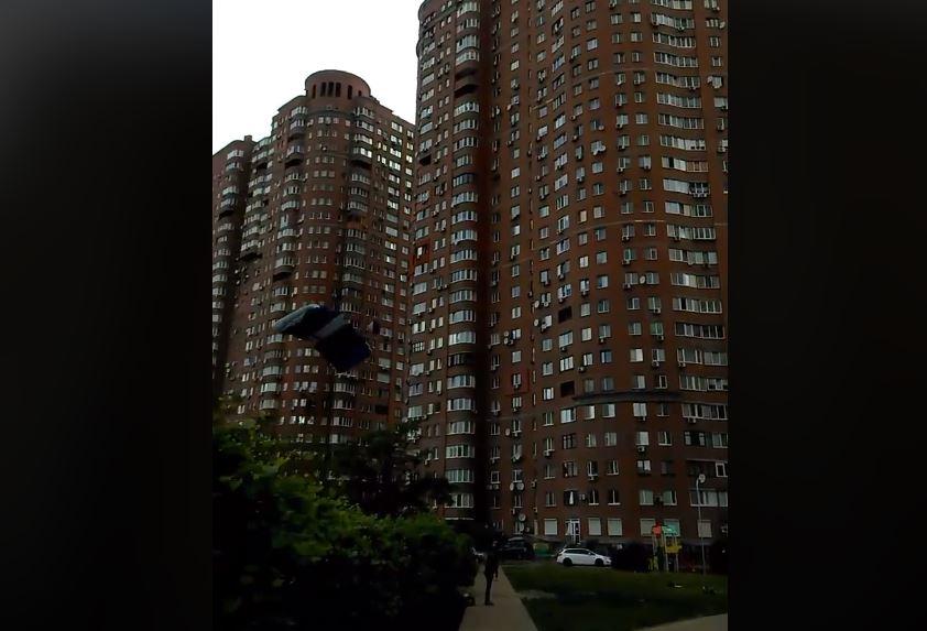 На Позняках бейсджамер прыгнул из окна многоэтажки прямо во двор / Скриншот - Facebook, Pavel Zhilcov