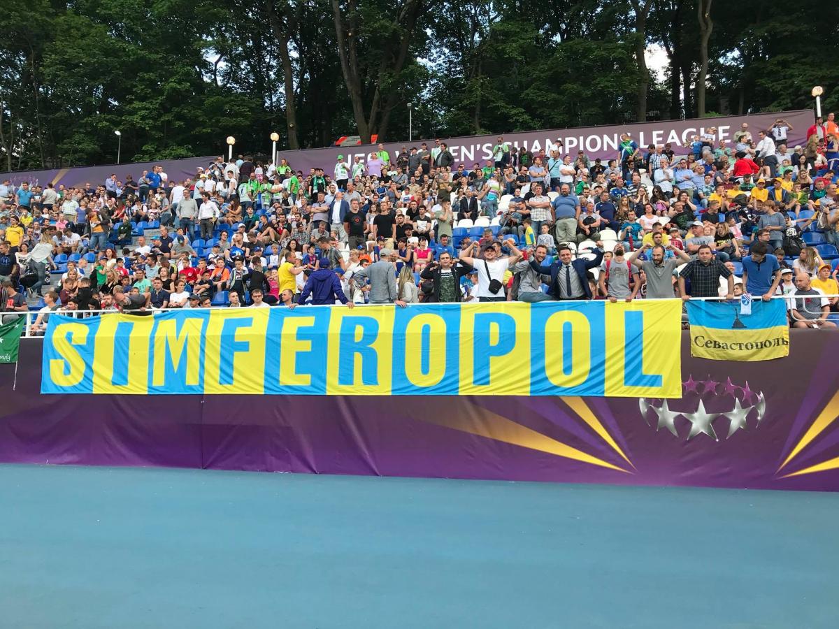 На финале женской ЛЧ болельщики развернули баннер украинского Симферополя На финале женской ЛЧ болельщики развернули баннер украинского Симферополя