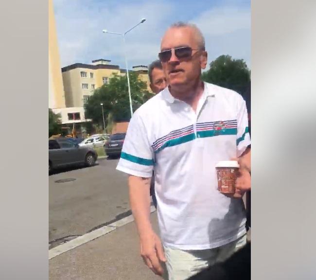 За словами журналіста, інцидент стався біля готелю "Кристал" / Скріншот За словами журналіста, інцидент стався біля готелю "Кристал" / Скріншот