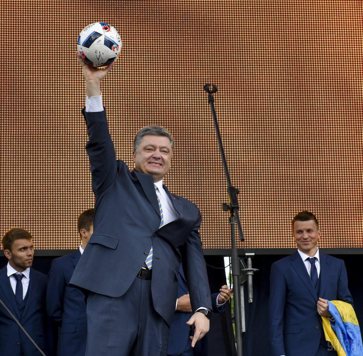 Порошенко розповів, за кого вболіватиме у фіналі Ліги чемпіонів / фото УНІАН Порошенко розповів, за кого вболіватиме у фіналі Ліги чемпіонів / фото УНІАН