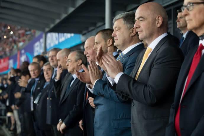 Порошенко з іноземними колегами на НСК Олімпійський / Твіттер Порошенко з іноземними колегами на НСК Олімпійський / Твіттер