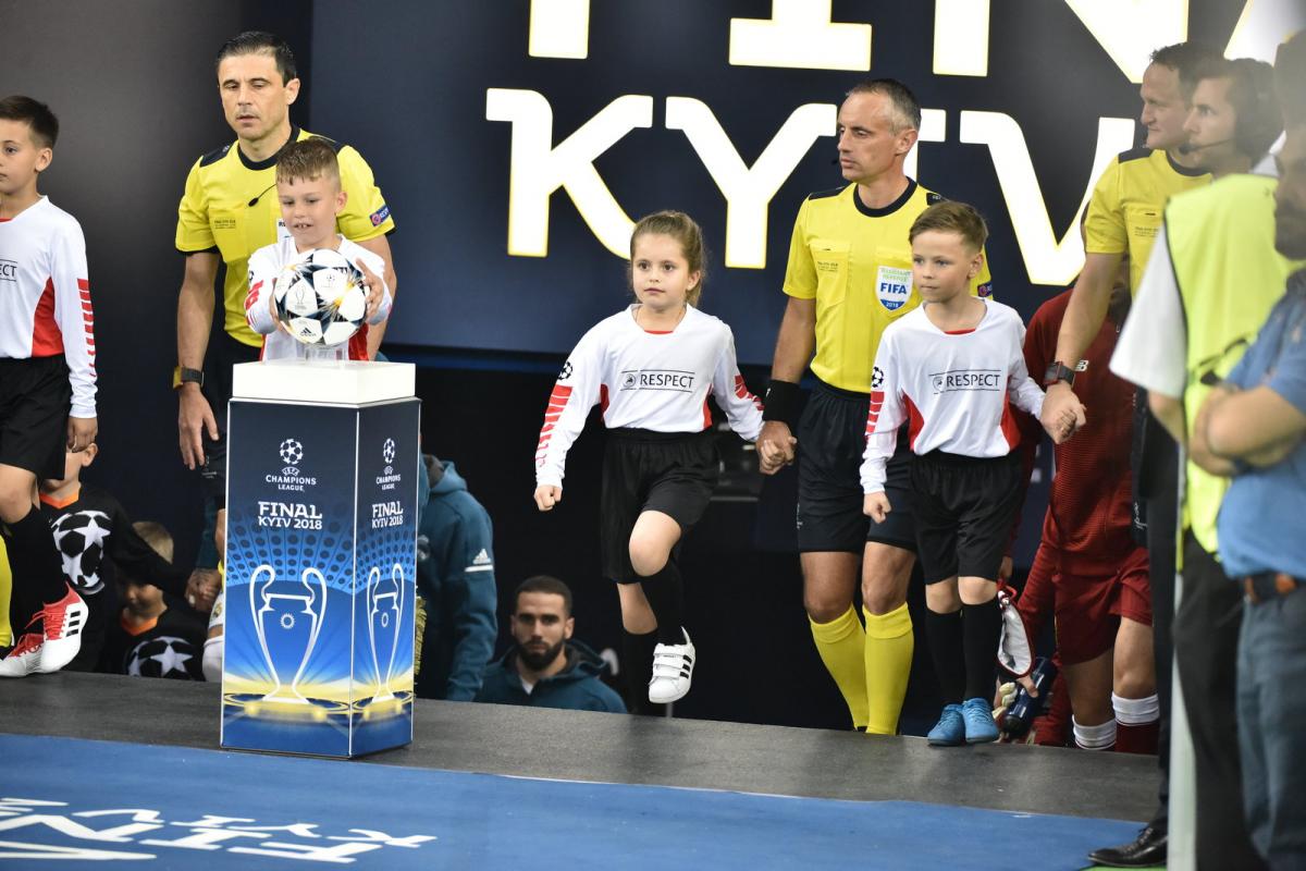 Одного з арбітрів фіналу Ліги Чемпіонів вивела на поле дочка Ярославського (відео) Одного з арбітрів фіналу Ліги Чемпіонів вивела на поле дочка Ярославського (відео)