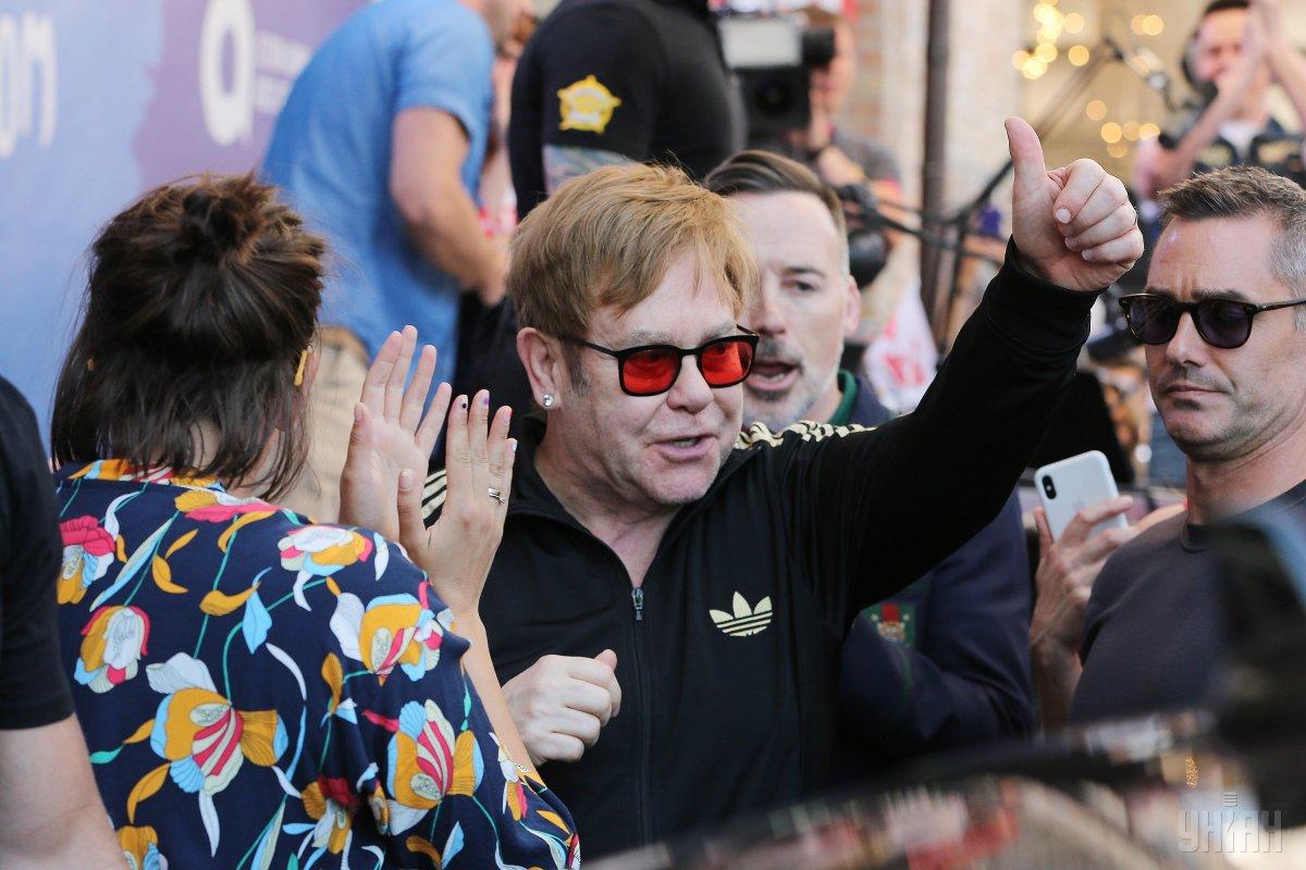 Елтон Джон створив прикрасу з власної колінної чашечки