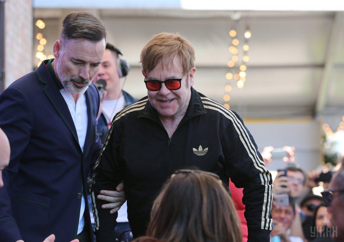 Чоловік Елтона Джона розповів про його стан здоров'я: 'Він бореться'