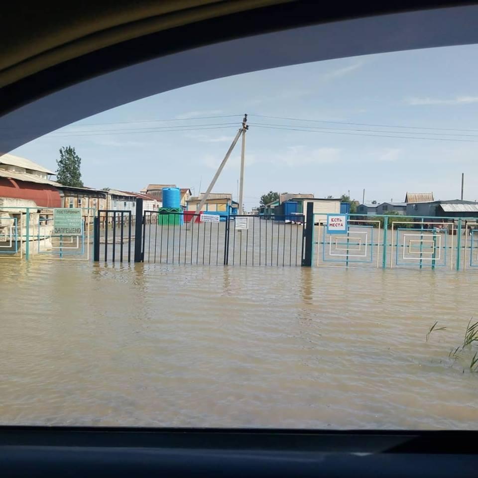 У Кирилівці затопило половину баз відпочинку / фото facebook.com/taraban.zpr У Кирилівці затопило половину баз відпочинку / фото facebook.com/taraban.zpr