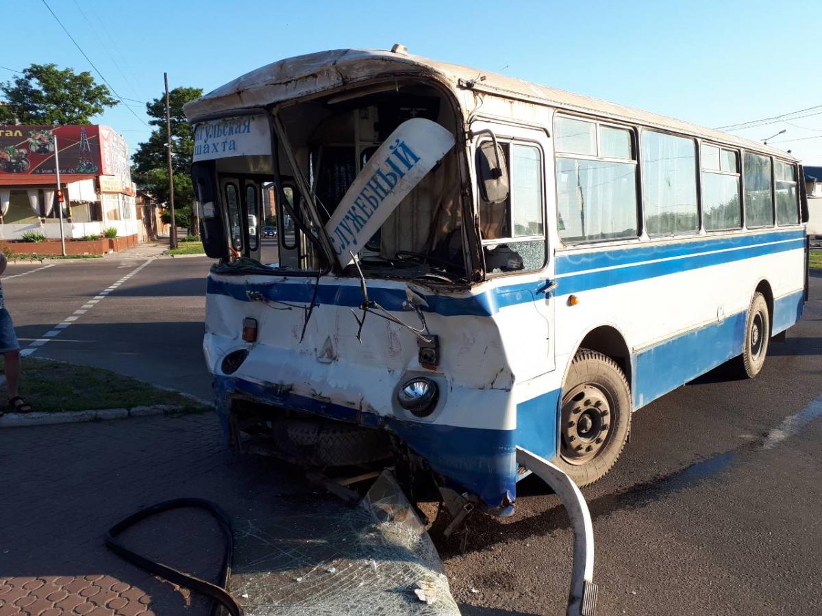 В Кировоградской области в ДТП попали горняки Ингульской шахты / Facebook - Страница «Михаил Волынец» В Кировоградской области в ДТП попали горняки Ингульской шахты / Facebook - Страница «Михаил Волынец»
