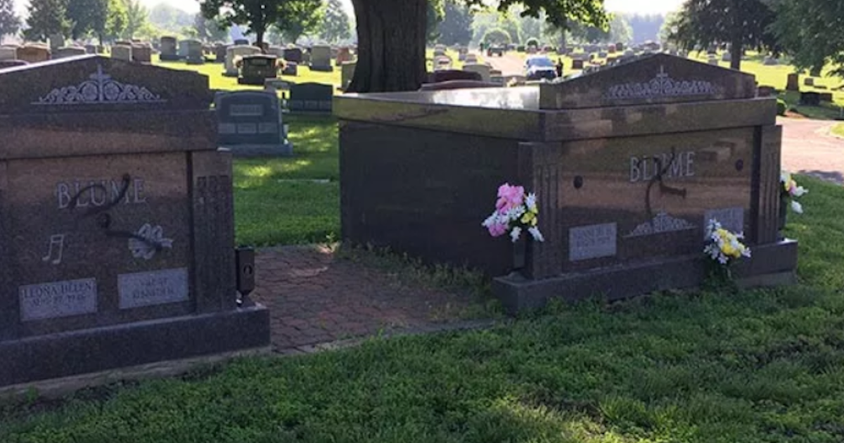 Около 200 надгробий осквернено свастикой на кладбище в Иллинойсе / cbsnews.com