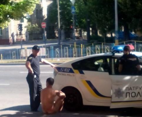 Патрульні затримали чоловіка / Скріншот Патрульні затримали чоловіка / Скріншот