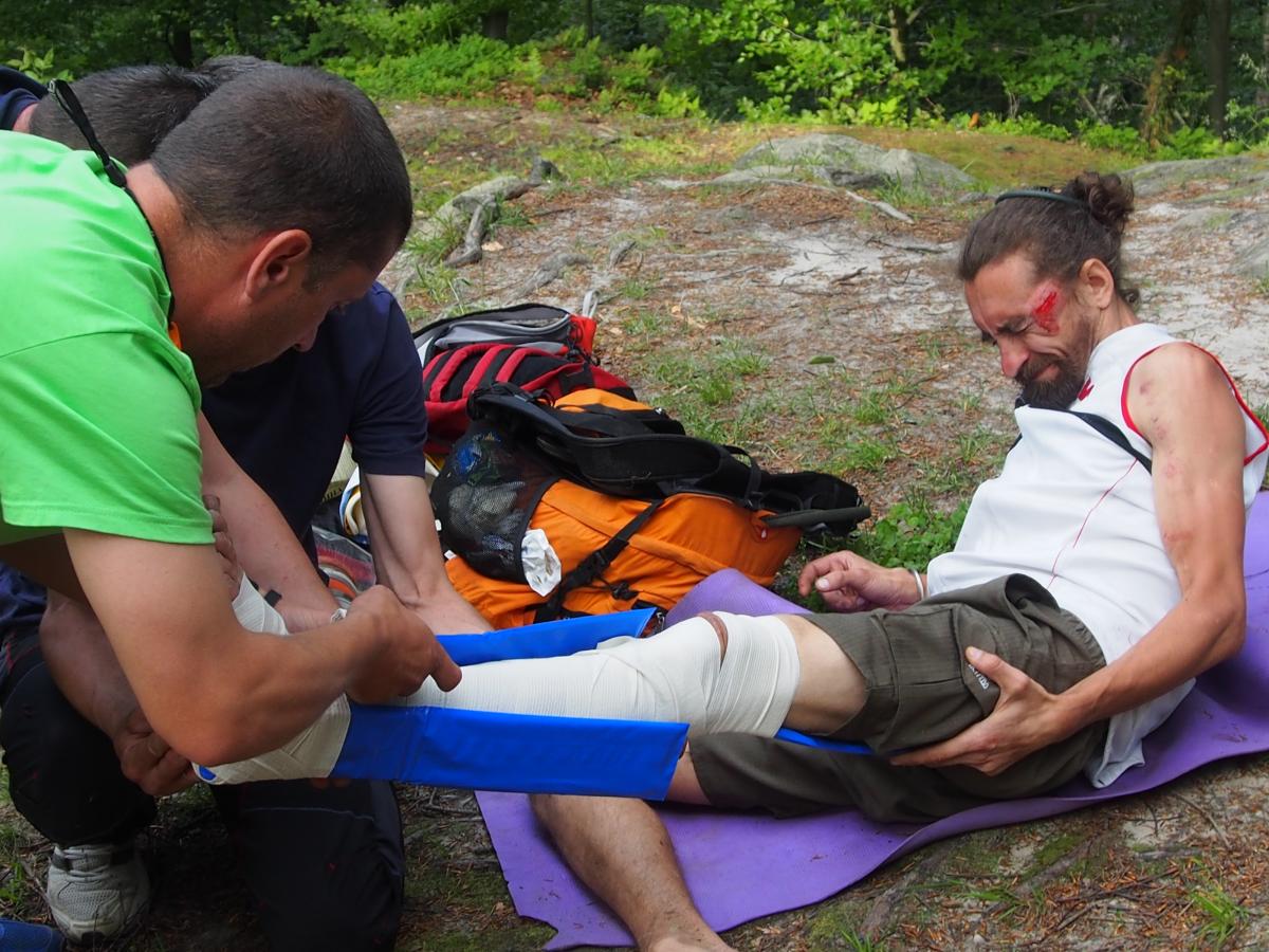 Рятувальники допомогли туристу, який впав зі скелі на Буковині / cv.dsns.gov.ua