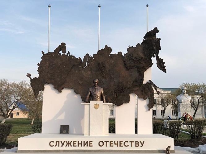 В российском селе Чистоозерье установили памятник Путину / фото znak.com В российском селе Чистоозерье установили памятник Путину / фото znak.com