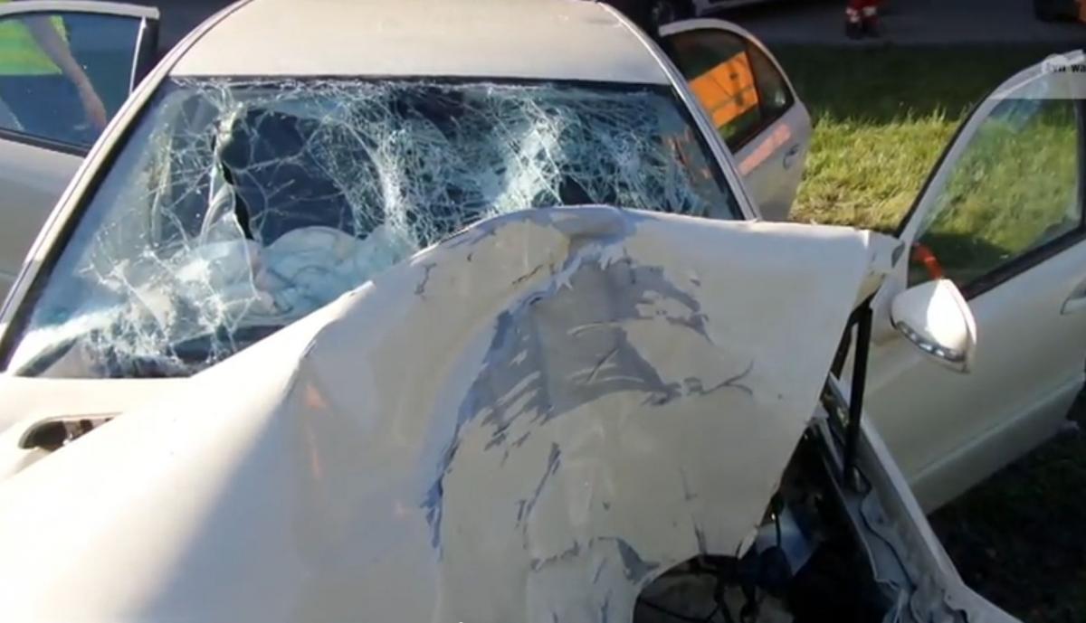 Водій легковика Mercedes не впорався з керуванням / скріншот Водій легковика Mercedes не впорався з керуванням / скріншот