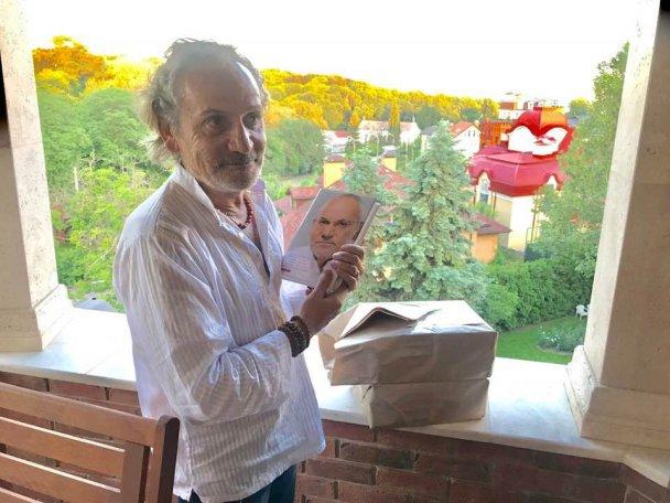 Шустер випустив книгу / фото: Facebook Павло Єлізаров Шустер випустив книгу / фото: Facebook Павло Єлізаров