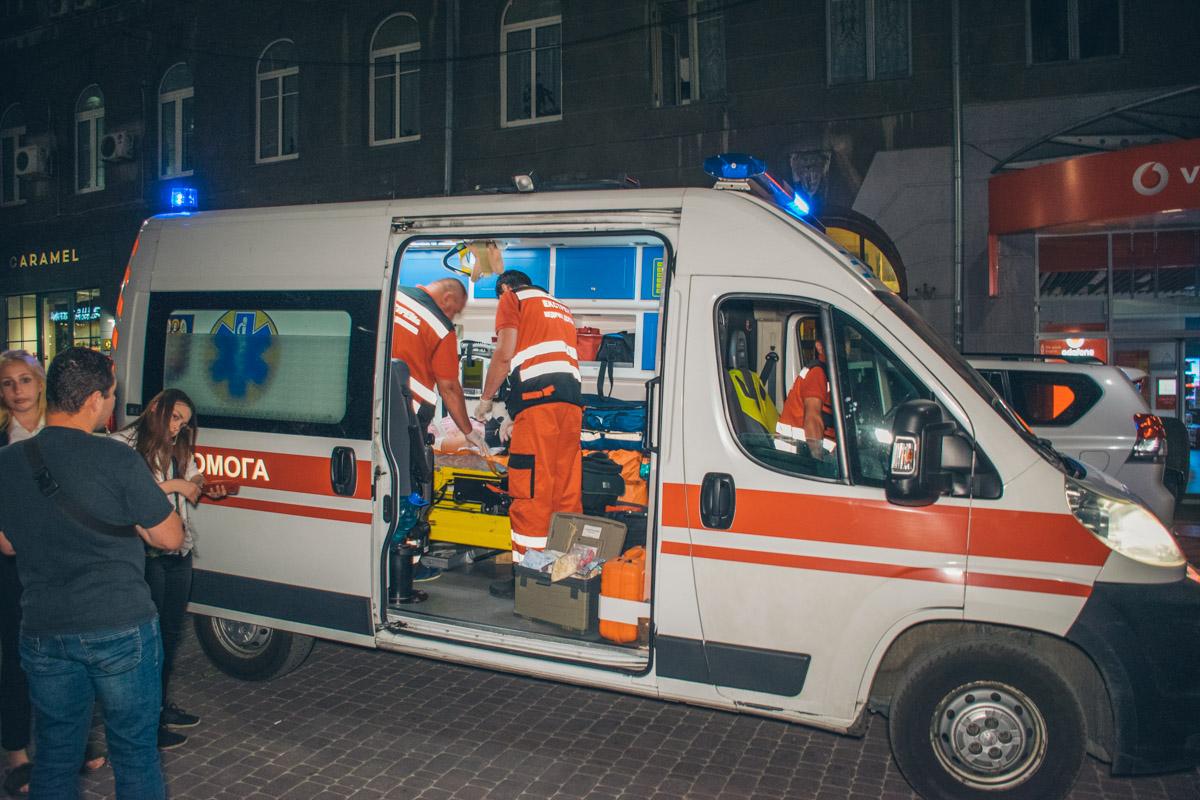 В Киеве на Крещатике несовершеннолетняя вскрыла себе вены / фото Информатор В Киеве на Крещатике несовершеннолетняя вскрыла себе вены / фото Информатор